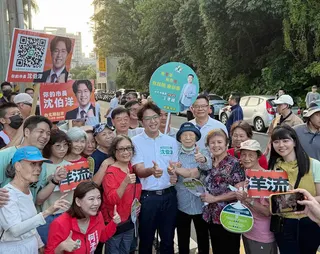 高嘉瑜進一步表示，這股「洋流」已經席捲台北市，沈伯洋的熱情與政見開始感染許多市民。（圖取自高嘉瑜臉書）