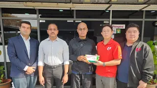 司机疑不听交通指示 侧镜撞保安后下车挥拳打人