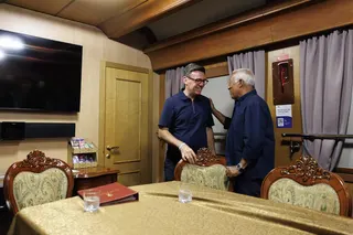 英國首相柏南（左）23至24日循陸路前往烏克蘭訪問，途中與同乘火車的歐盟理事會主席柯斯塔（右）會晤。（英國首相府提供）中央社記者陳韻聿傳真　115年8月24日