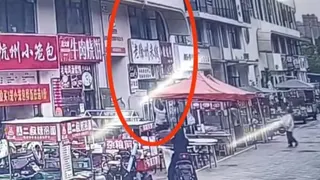 中国两岁女童六米高处坠落 路人徒手接人