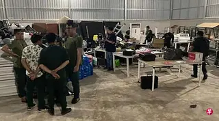 新加坡警方与柬埔寨国家警察在2025年9月9日合作展开跨境行动，捣毁专门冒充政府官员诈骗新加坡居民的犯罪团伙。 （警方提供）