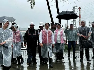 高雄連下多日豪大雨，賴清德總統今早前往岡山滯洪池視察土庫排水流域改善計畫。(記者...