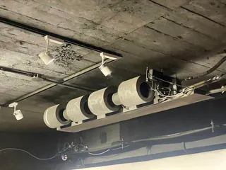 據傳因冷氣壓縮機故障的緣故，導致現場冒出火花甚至冒煙。記者林士傑／攝影