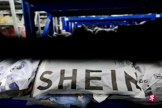 彭博社引述知情者透露，美国正对希音（Shein）收购美国服装零售商Everlane的交易展开国家安全审查。图为中国广州一家为Shein生产服装的工厂内，摆放着成包的服装。 （路透社档案照）