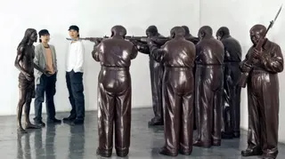 高氏兄弟站在《處決基督》雕塑中的耶穌旁合照