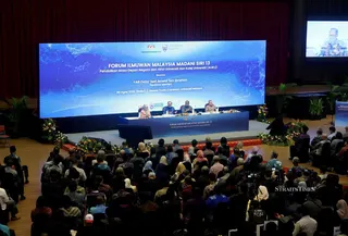 Prime Minister  Datuk Seri Anwar Ibrahim with Higher Education Minister  Datuk Seri Dr Zambry Abd Kadir, Education Minister Datuk Seri Fadhlina Sidek and Academy of Sciences Malaysia president Tengku Datuk Mohd Azzman Shariffadeen during the session at University Malaya. -NSTP/EIZAIRI SHAMSUDIN