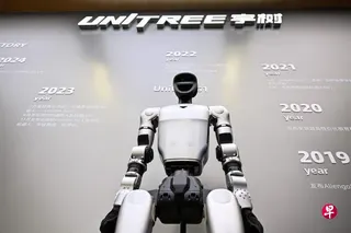 中国人形机器人制造商宇树科技的一款遥控机器人，上星期三（8月19日）在上海静安区的宇树科技“具身智能体验馆”展出。宇树科技在当天上市，股价飙升逾600%。 （法新社）
