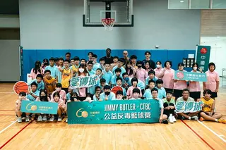 NBA球星巴特勒（後排中）擔任「Jimmy Butler x CTBC 公益反毒...