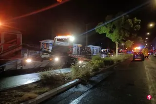 一名男子周三晚在法国西北部城市卡昂驾车冲撞人群，警方在案发后封锁现场展开调查。 （法新社）