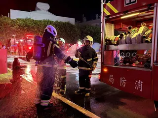 晶圓代工廠世界先進晶圓三廠昨深夜驚傳火警。(桃園市消防局提供)