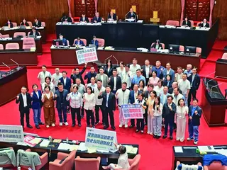 立法院昨三讀通過「無人機條例」，國民黨團高舉「捍衛國防自主」標語。記者邱德祥／攝影