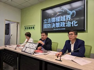 台立法院三讀通過攸關無人機產業發展及國防採購的無人機條例，明定以6年為期，用年度...