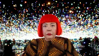 日本藝術家草間彌生在美國紐約大衛·左納畫廊為其新展覽舉行的媒體預覽期間，在其名為「無限鏡屋：數百萬光年外的靈魂」的裝置作品內擺姿勢拍照。