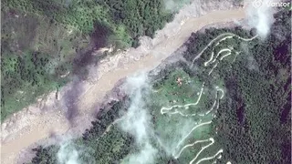 这张由万拓（Vantor）于周四拍摄并发布的卫星图片显示，在暴发山洪和发生山体滑坡后，尼泊尔巴格马蒂省拉苏瓦县Thulo Bharku附近，帕桑拉姆高速公路沿着特里苏里河延伸的路段。（图取自万拓（Vantor）/法新社）