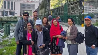 香卡(后左)和5名家人到尼泊尔展开11天旅程。 （受访者提供）
