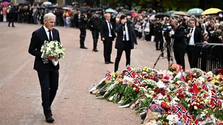 Norwegian Prime Minister Jonas Gahr Stoere pays his respects outside the Royal Palace, following the death of Norway's King Harald in Oslo, Norway, August 28, 2026.
