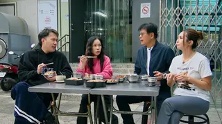 余祥銓（左起）、李亞萍、薔爸、薔薔，一同享受市場美食。（圖／台視提供）