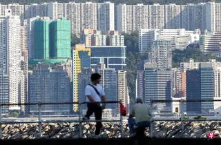 香港官方公布，香港7月楼价环比下滑0.46%，结束连续13个月的升势。图为香港北角楼宇景观。 （中通社）