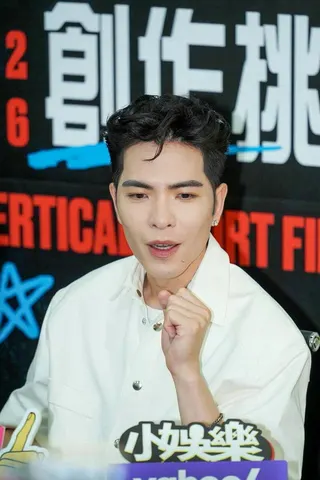 蕭敬騰自己就愛看直式短劇。記者沈昱嘉／攝影