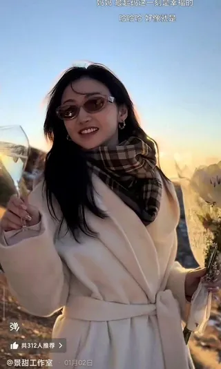 景甜墨鏡反光遭疑是孫宇晨。（取材自微博）