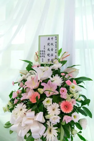 安苡葳、曾瑋中、郭忠祐送花籃悼念陳盈潔。(圖／單程旅行社提供)