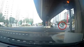 车辆绿灯时撑伞冲过马路 行人被轿车撞飞重摔路面
