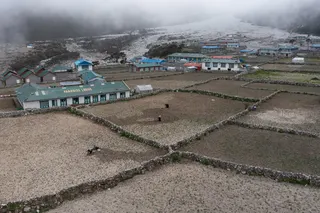 尼泊尔昆布地区的夏尔巴热村庄萨梅。远处可见2024年冰川洪水冲刷过的痕迹。