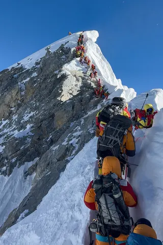 今年5月，登山者向珠穆朗玛峰攀登。