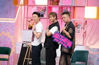 懷秋（左起）、羅志祥、白吉勝眼見小S搞笑演技，一同即興發揮，化身王識賢愛人團大喊：「王識賢是我們的！」（圖／東森綜合台提供）