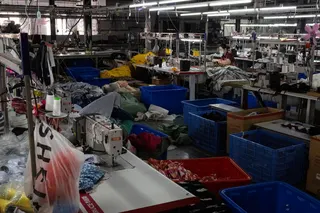 去年，广州一家为希音生产服装的工厂车间里，一名工人正在缝纫机前工作。