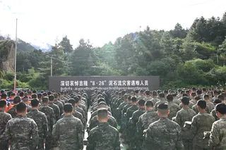 9月1日上午9时55分，西藏自治区在日喀则市公安局吉隆口岸分局举行遇难者哀悼活动。（新华社）