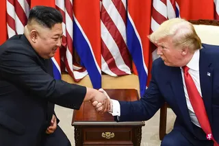 2019年6月，美国总统特朗普（右）和朝鲜领导人金正恩第三次举行会晤，地点是朝鲜半岛非军事区板门店。韩国国情院研判，特金会4.0“随时都有可能发生”。 （法新社）