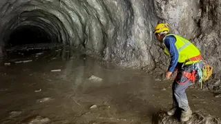 Nepal death toll rises as hundred stuck in tunnels