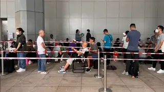 在高等法院外排隊旁聽的人群
