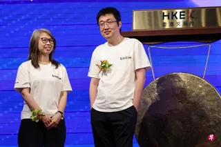 中国快时尚公司希音星期二在香港股市正式挂牌交易。图为希音创办人许仰天（右）和财务总监鲍平当天出席敲锣仪式。 （路透社）