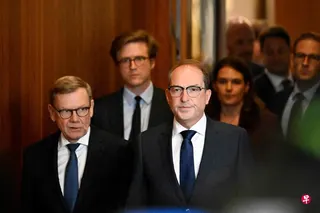 德国内政部长多布林特（右）和外交部长约翰·瓦德富尔，星期二（9月1日）就上个月莱比锡／哈雷机场发生的无人机爆炸事件发表声明。 （法新社）