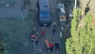 烏克蘭情報局與安全局人員互相開火，造成3人受傷。   圖 : 翻攝自參考消息