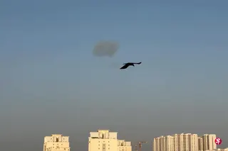 社交媒体流传的视频显示，伊朗星期三（9月2日）向巴林发射无人机和导弹，使得巴林北部上空浓烟弥漫，一只鸟恰好从空中飞过。 （法新社）