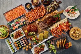 圓山大飯店匯集多國料理的松鶴餐廳Buffet，從晨間早餐到豐盛晚宴，讓旅客無需遠求即可輕鬆品嚐五星級佳餚。（圖／飯店旅宿業者提供）