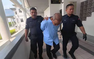 Yahya Hashim, 68 (centre) pleaded not guilty to the charge of outraging the modesty of a female golf caddie. -- NSTP/FARHANA YAACOB