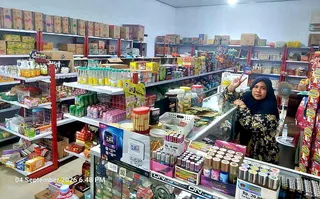 Yuli在印尼的雜貨店過著開心的生活。圖／本人提供