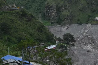 9月3日的照片显示，昔日的喜马拉雅山徒步旅行门户夏布鲁贝西已淹没在淤泥之中。（法新社）