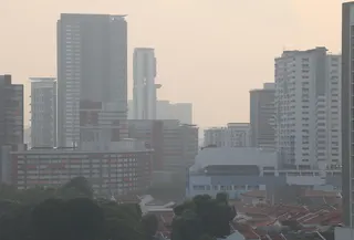 国家环境局网站数据显示，截至星期五（9月4日）早上8时，中部地区的24小时空气污染指数达103点。图为当时从武吉士往加冷方向望去的烟霾情况。（何家俊摄）