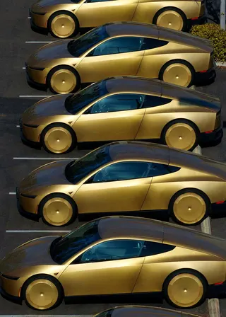 特斯拉即將發表新版的無人駕駛計程車，已知車子沒有駕駛方向盤和踏板，也沒有後照鏡，...