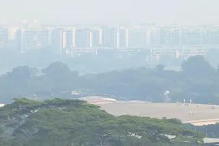 截至早上8时，西部、东部、北部、南部的24小时空气污染指数分别达88点、87点、77点、75点，处于中等水平。图为9月4日早上8时义顺的烟霾情况。（郑一鸣摄）
