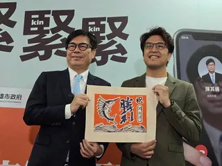 高雄市長陳其邁（左）與民進黨台北市長候選人、民進黨立委沈伯洋（右）。（記者陳熙文...