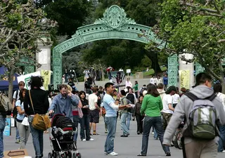 柏克萊加州大學校門。 法新社