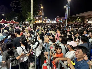 2026台北藝術節開幕，3頭近5公尺高的金屬機械巨象走入士林街頭，吸引上看10萬...