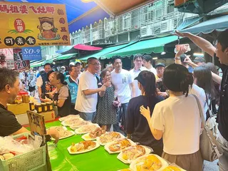 「我和蔣萬市長合照耶」台北市長蔣萬安今天陪新北市長侯選人李四川到板橋區福德市場拜...