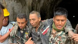 尼泊尔军方周六透过社交媒体面子书，发布一名受困在拉苏瓦地区“上特里苏里1”水力发电项目隧道内的中国男子（右2），当天由两名救援人员抬著从4号导流洞离开的画面。（图取自尼泊尔军方面子书页面/法新社）